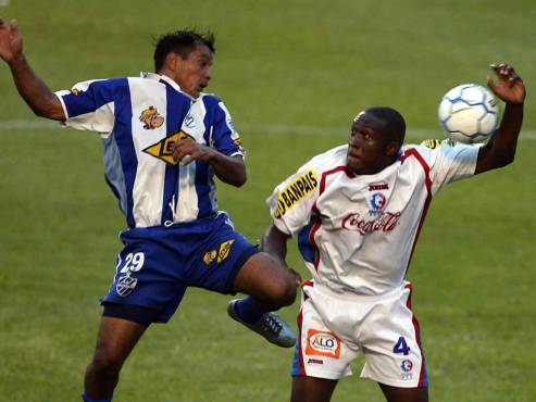 La polémica mano de Milton Palacios en la final del 2006 contra Victoria.