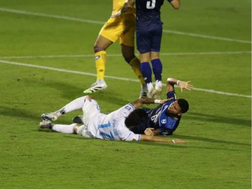 La falta clara contra Luis Palma en el área de Nicaragua. FOTOS: David Romero | Aníbal Vásquez | Marvin Salgado.