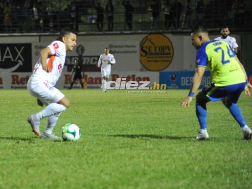 Edwin Rodríguez domina el balón ante la marca de Omar Elvir en el Juan Ramón Brevé de Juticalpa. FOTO: Marvin Salgado.