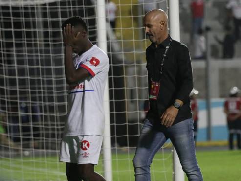 Eduardo Espinel salió desencajado tras quedar eliminado ante Alajuelense de la Copa Centroamericana.
