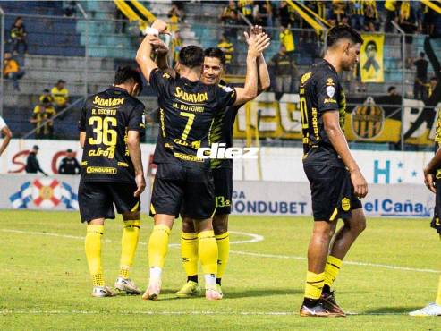 Matías Rotondi abraza a Bryan Moya tras el 3-0 ante Juticalpa FC.FOTOS: NEPTALÍ ROMERO | MAURICIO AYALA | JEFRED RAMÍREZ.