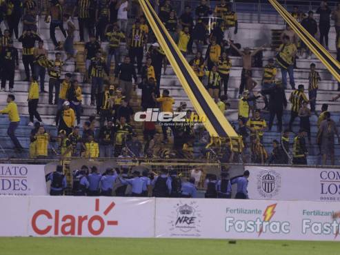 Supuestos aficionados del Real España intentaron meterse adentro del Olímpico de San Pedro Sula. La Policía Nacional contuvo la situación. FOTOS: Neptalí Romero | Mauricio Ayala.