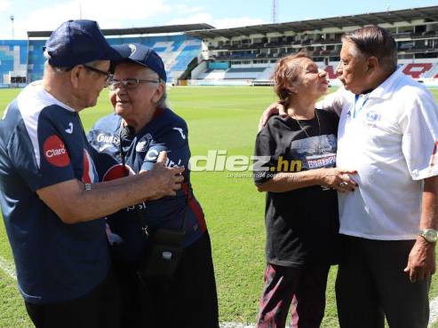 DIEZ charló extendido con los abuelitos del Motagua y Olimpia, quienes estarán presentes en la gran final en el estadio Nacional Chelato Uclés. FOTO: Mauricio Ayala.