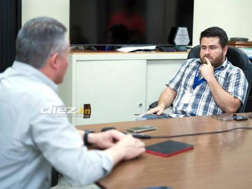 Elías Burbara atendió al periodista de DIEZ, Gustavo Roca, en su negocio. FOTOS: Mauricio Ayala.