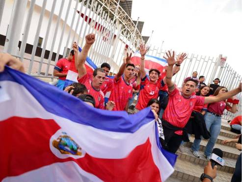 La Selección de Costa Rica vive un tremendo ambiente afuera del Estadio Nacional de San José. FOTOS YOSEPH AMAYA | MAURICIO AYALA.