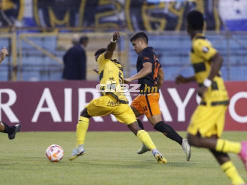 Franklin Flores domina el balón ante la marca de futbolista del Águila. FOTO: Neptalí Romero.