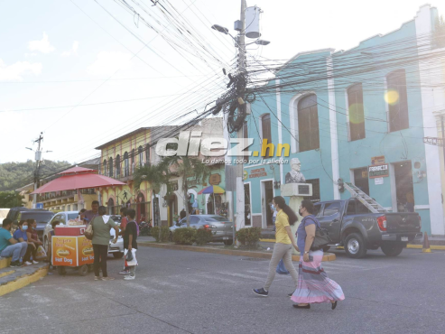 El ambiente del poblado santabarbarense previo a la gran final entre Real Juventud - Juticalpa. FOTO: Neptalí Romero.