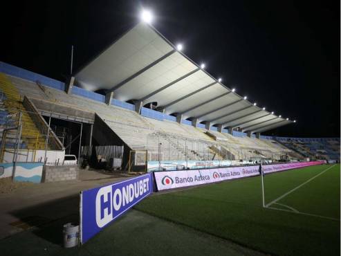 Así lucen las luces LED instaladas en el moderno techado del Estadio Nacional Chelato Uclés de Tegucigalpa. FOTOS: ALEX PÉREZ.