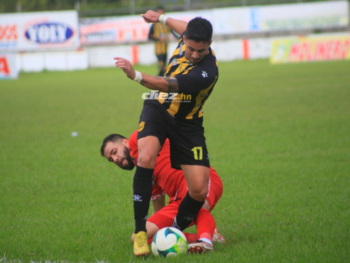 Pedro Báez se quita la marca del defensor Michaell Otoniel Osorio en el Estadio Francisco Martínez de Tocoa. FOTO: Gilberto Villalobos.