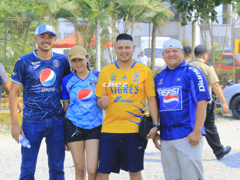Aficionados del Motagua y Tigres hicieron acto de presencia desde tempranas horas al Estadio Olímpico de San Pedro Sula. FOTO: Mauricio Ayala.