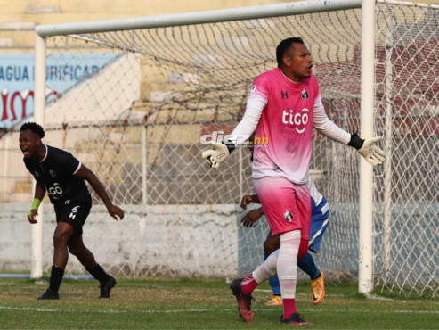 Así reclamó Rafael Zúniga el penal señalado a favor del Victoria. FOTO: Esaú Ocampo.