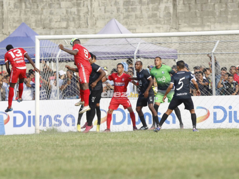 Así fue el testazo con el que Real Sociedad anotó el primer gol a través de Jefferson Collazos. FOTO: Neptalí Romero.