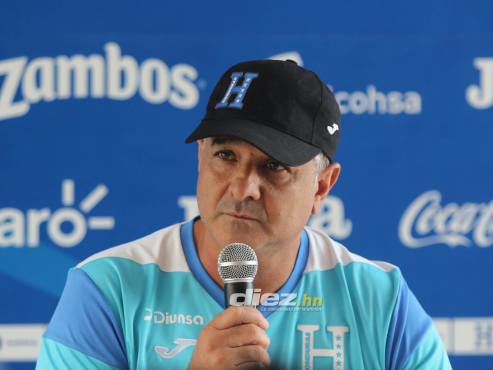 Vázquez se mostró muy contento con la nueva grama del Estadio Nacional Chelato Uclés. FOTO: Álex Pérez.