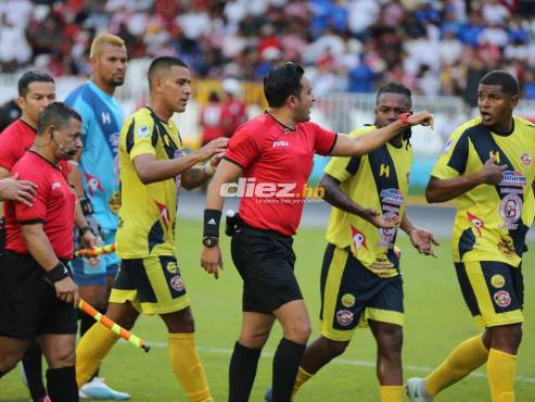 Los jugadores del Génesis le reclaman a Said Martínez, árbitro del partido. FOTOS: David Romero | Andro Rodríguez.