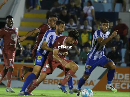 Fabricio Silva derribó a Mathías Vázquez en el área ceibeña. FOTO: Esaú Ocampo.