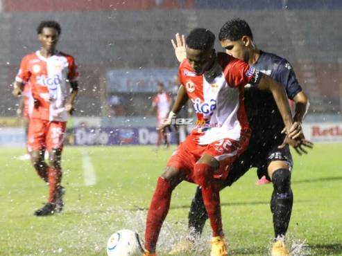 Marvin Bernárdez controla la esférica ante la marca de Marco Aceituno. FOTO: Esaú Ocampo.