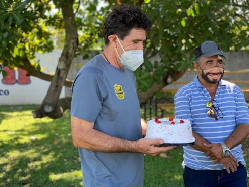 El entrenador argentino se mostró muy jovial ante los periodistas que le filmaron mientras celebraba su cumpleaós.