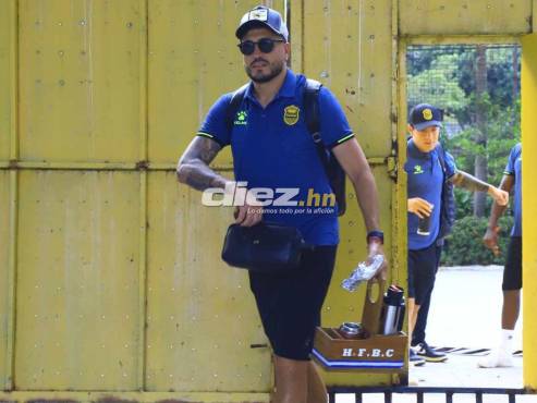 Así llegó Ramiro Rocca al estadio Olímpico de San Pedro Sula. El famoso mate no le puede faltar. FOTOS: Neptalí Romero | Alexis Muñoz.
