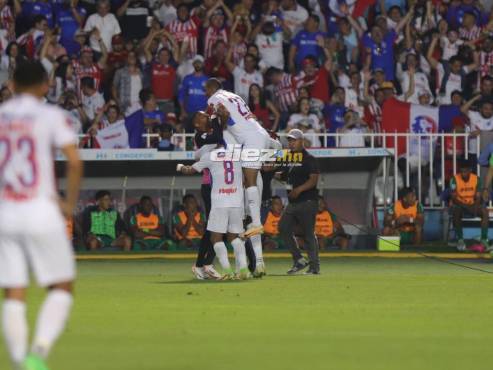 Así festejó Yustin Arboleda el primer gol de la gran final del Clausura 2024. FOTOS: Mauricio Ayala | Marvin Salgado.