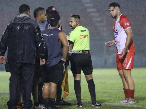 Josué Villafranca le reclama al árbitro la jugada invalidada de gol donde Gabriel Tellas metió la pelota al fondo de las redes. FOTO: Esaú Ocampo.