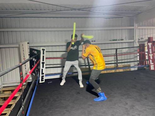 Luego de cumplir con su jornada laboral, Jesús y Eliab van a su segundo hogar para seguir trabajando en su sueño; ser campeones mundiales de boxeo.