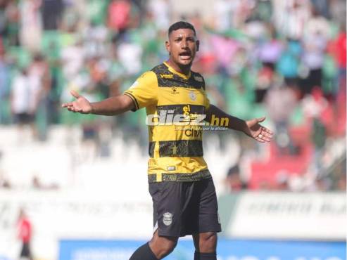 Bryan Acosta le reclama al árbitro Raúl Castro. FOTOS: Neptalí Romero | Mauricio Ayala | Héctor Edú.