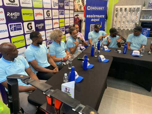 Varios exjugadores hondureños acompañaron a Rambo de León en la conferencia de prensa previo al partido. Foto: Erlin Varela.