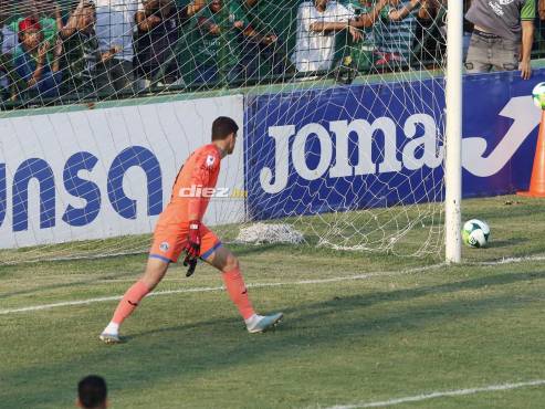 Insólito: Las redes del marco se rompieron en el golazo de Selvin Guevara y la pelota salió por un costado