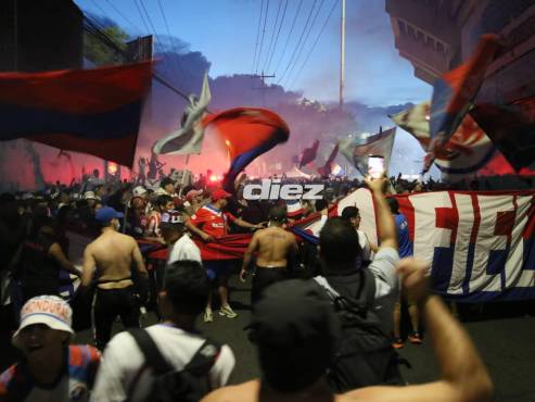 Llegada de la Ultra Fiel, barra del Olimpia, al Nacional Chelato Uclés. (FOTO: Marvin Salgado)