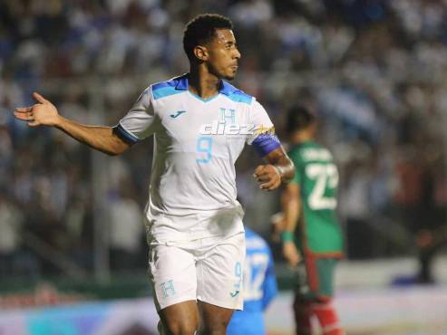 El delantero catracho globeó el balón sobre el portero Malagón y Honduras está venciendo a México en el Nacional. FOTOS: Mauricio Ayala | Andro Rodríguez | David Romero.