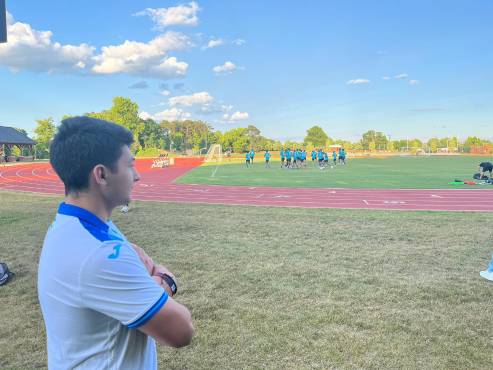 Thiago, el hijo de Diego Vázquez, viendo el entrenamiento de la Bicolor.
