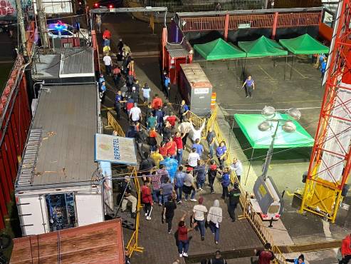 Barristas del Olimpia fueron sacados del estadio Morera Soto por la policía en la disputa de la final de Liga Concacaf