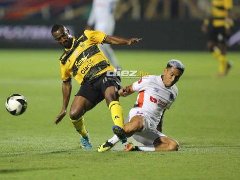 Andy Nájar y Darixon Vuelto disputan el balón en el estadio Nacional Chelato Uclés. FOTOS: Mauricio Ayala | David Romero.