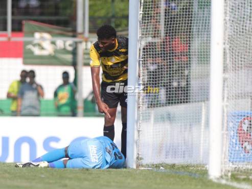 Buba López golpeó su cabeza con el poste derecho de la portería del Real España. FOTO: Mauricio Ayala.