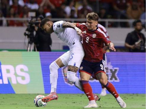 Kervin Arriaga domina la pelota ante la marca de Manfred Ugalde. FOTOS YOSEPH AMAYA | MAURICIO AYALA.