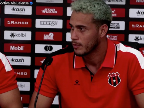 El delantero hondureño en su presentación como nuevo refuerzo de la Liga Deportiva Alajuelense.