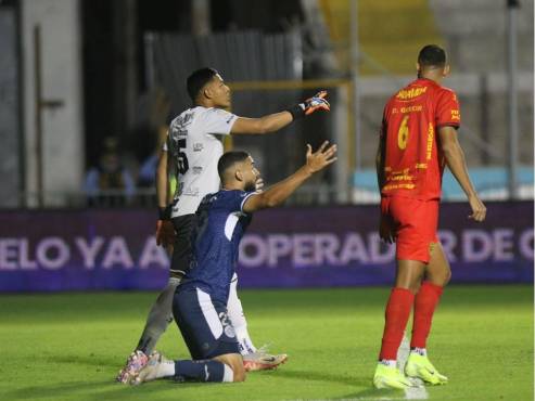 15': El reclamo de Oliveira al réferi Nelson Salgado en una acción que no hubo nada. FOTOS: DAVID ROMERO.