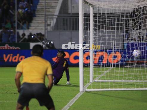 Luis Palma cobró al costado izquierdo del arquero de Granada. FOTOS: Alex Pérez | Andro Rodríguez.