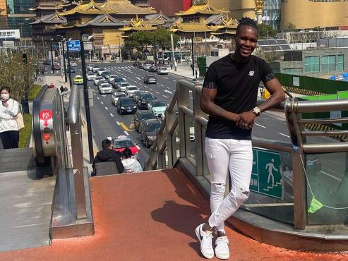 El atacante hondureño de 31 años de vez en cuando sale a conocer lo que es China.