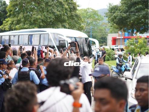 La locura en la llegada del bus de Leo Messi al hotel de concentración. FOTOS: Mauricio Ayala | Neptalí Romero | Yoseph Amaya | Moisés Valenzuela | Héctor Paz.
