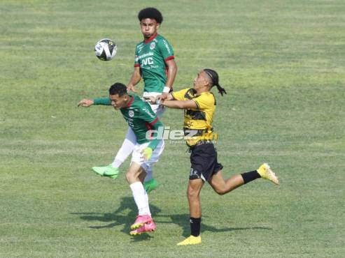 Carlos Mejía y Damin Ramírez pelean la pelota en el medio campo del Yankel Rosenthal. FOTO: Mauricio Ayala.