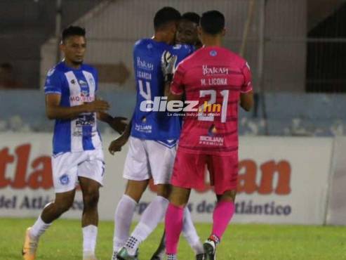 Marlon Licona se fue a celebrar con sus compañeros en el primer gol del Victoria ante Real España. FOTO: Esaú Ocampo.