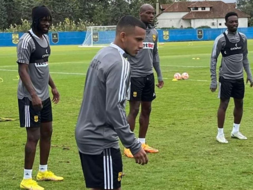 El volante hondureño busca retornar al país para integrarse al Olimpia ante la falta de minutos en Grecia.