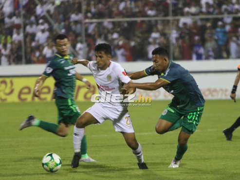 José Mario Pinto domina el balón ante la marca de Allan Banegas en el Estadio Carlos Miranda de Comayagua.