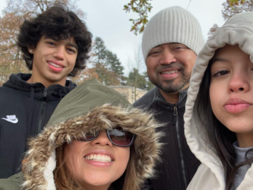Chirinos vive en Alemania junto a sus padres y su hermana. Ellos viven en Furth, ciudad donde juega sus partidos el Greuther Furth, equipo que está en la Bundesliga 2.