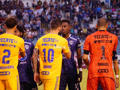 Wesly Decas se saluda con Andre-Pierre Gignac en el Estadio Olímpico. FOTO: Mauricio Ayala.