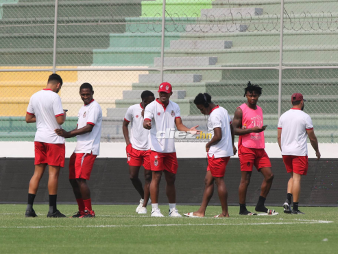 Ambiente ameno en los jugadores de la Real Sociedad previo al inicio del partido ante Motagua. FOTO: David Romero.