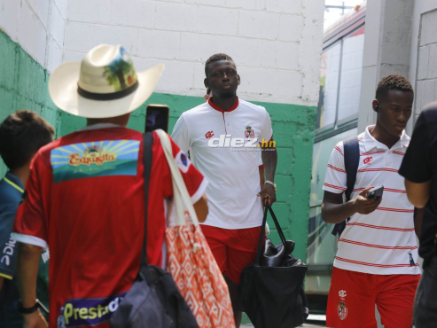 Los futbolistas de la Real Sociedad llegaron concentrados al Estadio Yankel Rosenthal de San Pedro Sula. FOTO: Neptalí Romero.