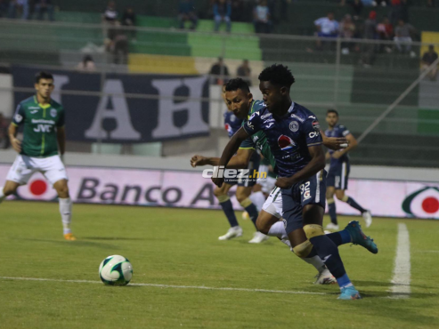 Jonathan Núñez adelanta el balón ante la marca de Allan Banegas. FOTO: Andro Rodríguez.