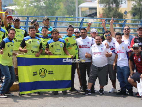 Los aficionados de Olancho FC conviven con los seguidores de Olimpia. El Lente DIEZ captó el momentazo. FOTO: Andro Rodríguez.